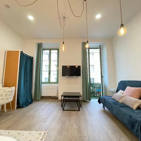 Renting - 2 Massena - Luxury Loft - Balcony Massena Square View - Aircon Apartment *