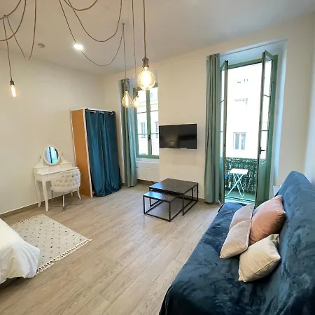 Renting - 2 Massena - Luxury Loft - Balcony Massena Square View - Aircon Apartment